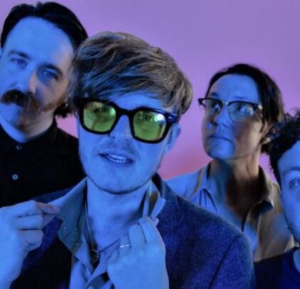 Yard Act y su nueva rola autorreferencial, “The Trench Coat Museum”