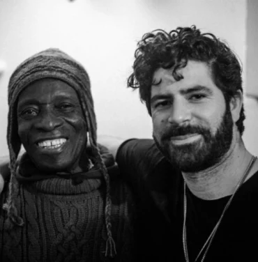 Yannis Philippakis comparte colaboración con Tony Allen