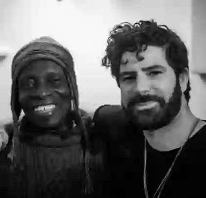 Yannis Philippakis comparte colaboración con Tony Allen