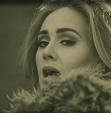 Adele pide a fans dejar de lanzar objetos a los escenarios