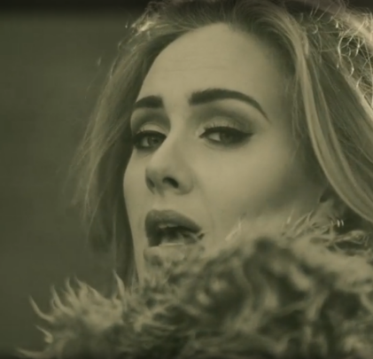 Adele pide a fans dejar de lanzar objetos a los escenarios