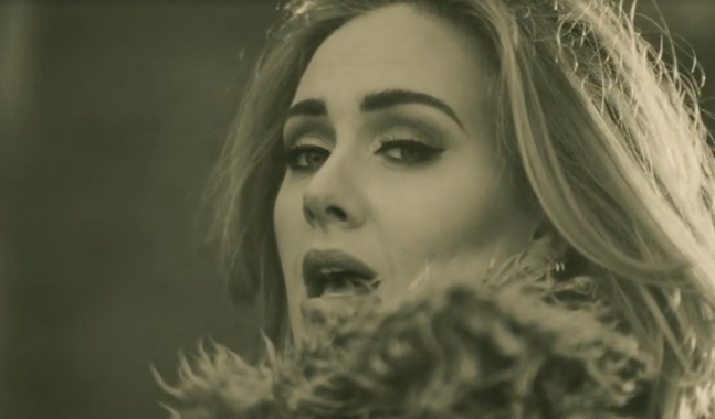 Adele pide a fans dejar de lanzar objetos a los escenarios