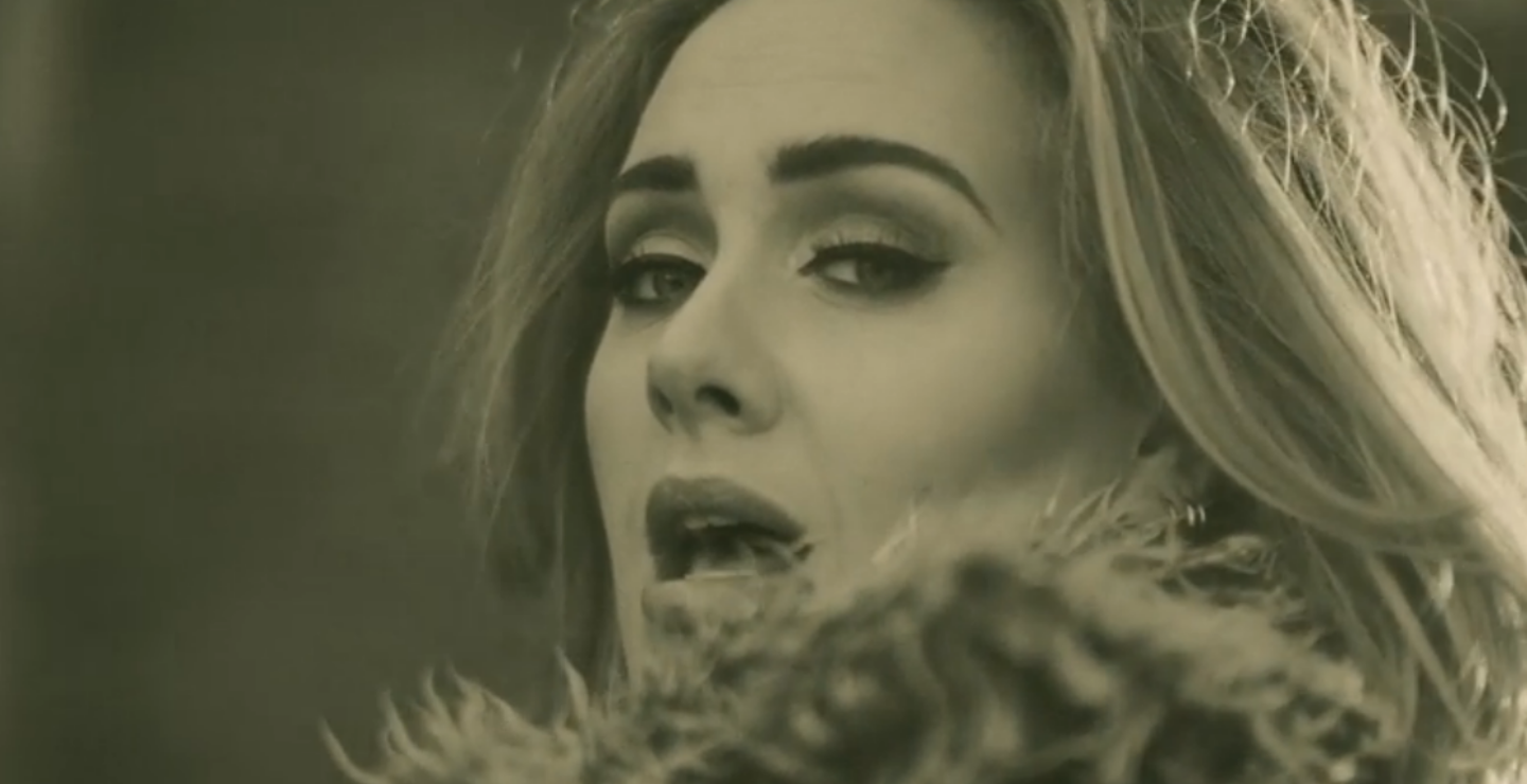 Adele pide a fans dejar de lanzar objetos a los escenarios