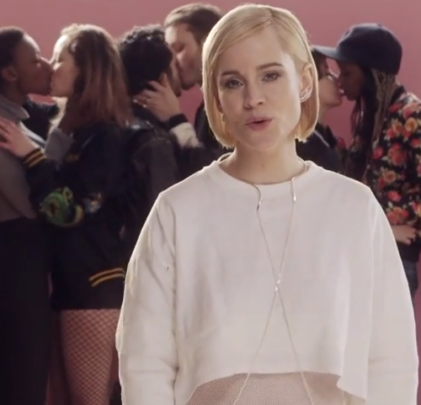 Los besos como protesta en el nuevo video de Annie