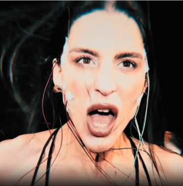 Arca cautiva con su actuación en el video “Incendio”