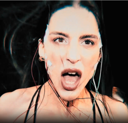 Arca cautiva con su actuación en el video “Incendio”