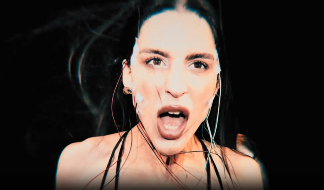 Arca cautiva con su actuación en el video “Incendio”