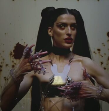 Arca estrena “Яitual”, video musical dedicado a excéntricos