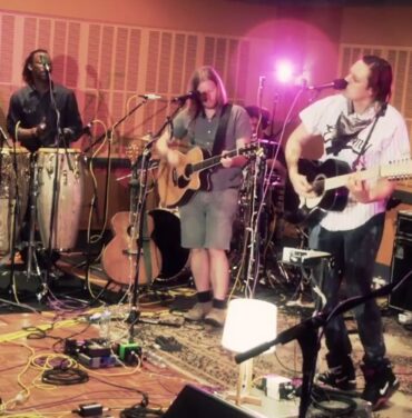 Disfruta de una sesión acústica de Arcade Fire