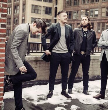 Arctic Monkeys presentó una escultura en apoyo a un hospital infantil