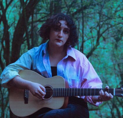 Arroba Nat estrena video para “¿Quién Se Va?”