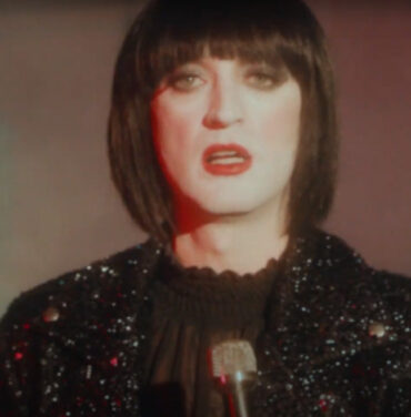 Art d’Ecco estrena la canción “TV God” y prepara nuevo álbum