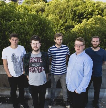 En puerta nuevo material de We Were Promised Jetpacks
