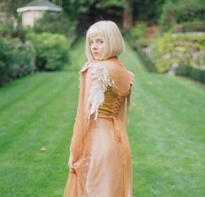 Aurora anuncia álbum y comparte “Giving In To The Love”
