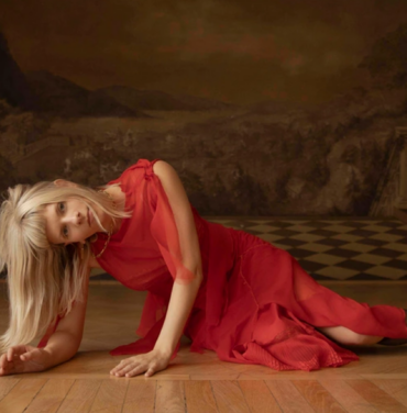 Aurora cautiva con “The Flood”