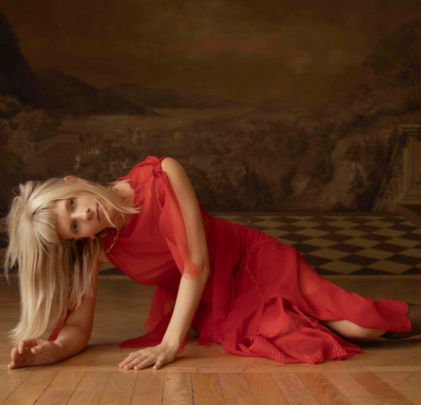 Aurora cautiva con “The Flood”