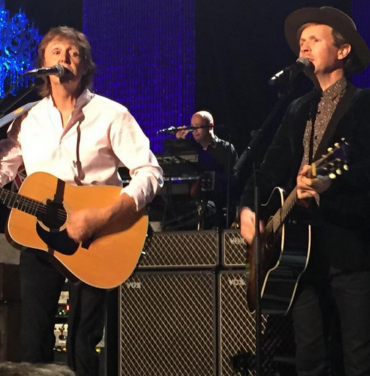 Paul McCartney se presenta con Beck