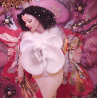 Björk comparte un asombroso tráiler