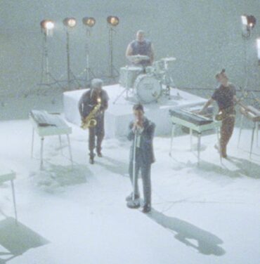 Bleachers en mood navideño con “Merry Christmas, Please Don’t Call”