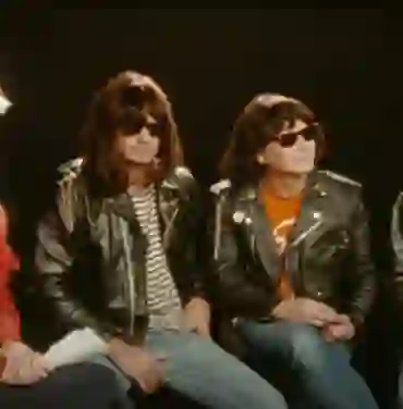 En “Dance With Me” vemos a Blink-182 al estilo de The Ramones
