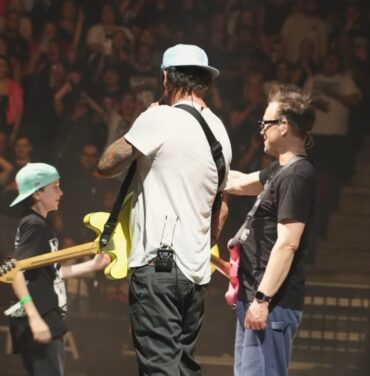 Vídeo: Tom DeLonge regala una guitarra en medio de su concierto