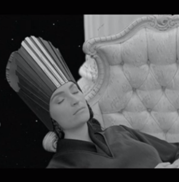 Blouse presenta video para 