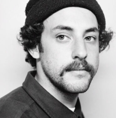 The Neighborhood despide a Brandon Fried