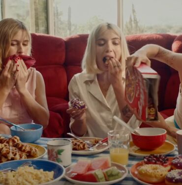 Cariño comparte nuevo videoclip para “no me convengo”