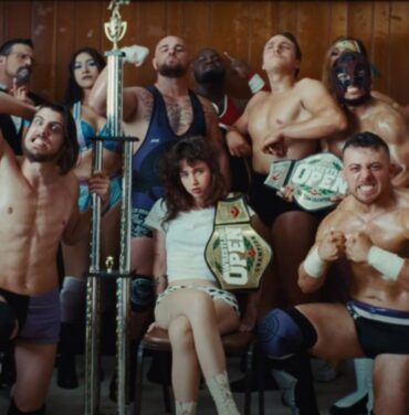 Clairo nos invita a la lucha libre en el video de “Juna”