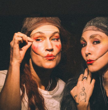 “Nothing But Garbage”, lo nuevo de CocoRosie