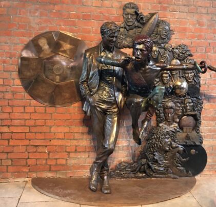 Se devela estatua en honor a David Bowie
