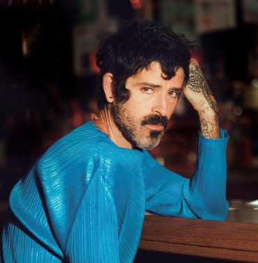 Devendra Banhart refleja dolor en su nueva single, “Sirens”