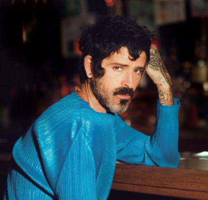 Devendra Banhart refleja dolor en su nueva single, “Sirens”
