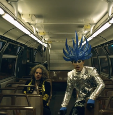 Una noche de fiesta en el nuevo video de Empire Of The Sun