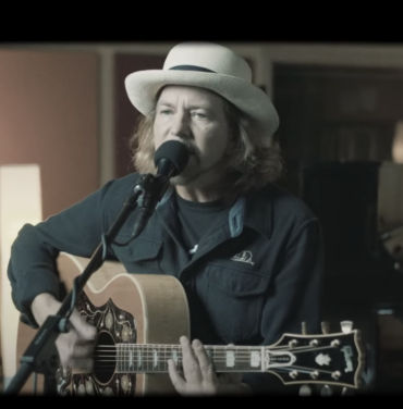 Eddie Vedder libera sus singles “Matter of Time” y “Say Hi”