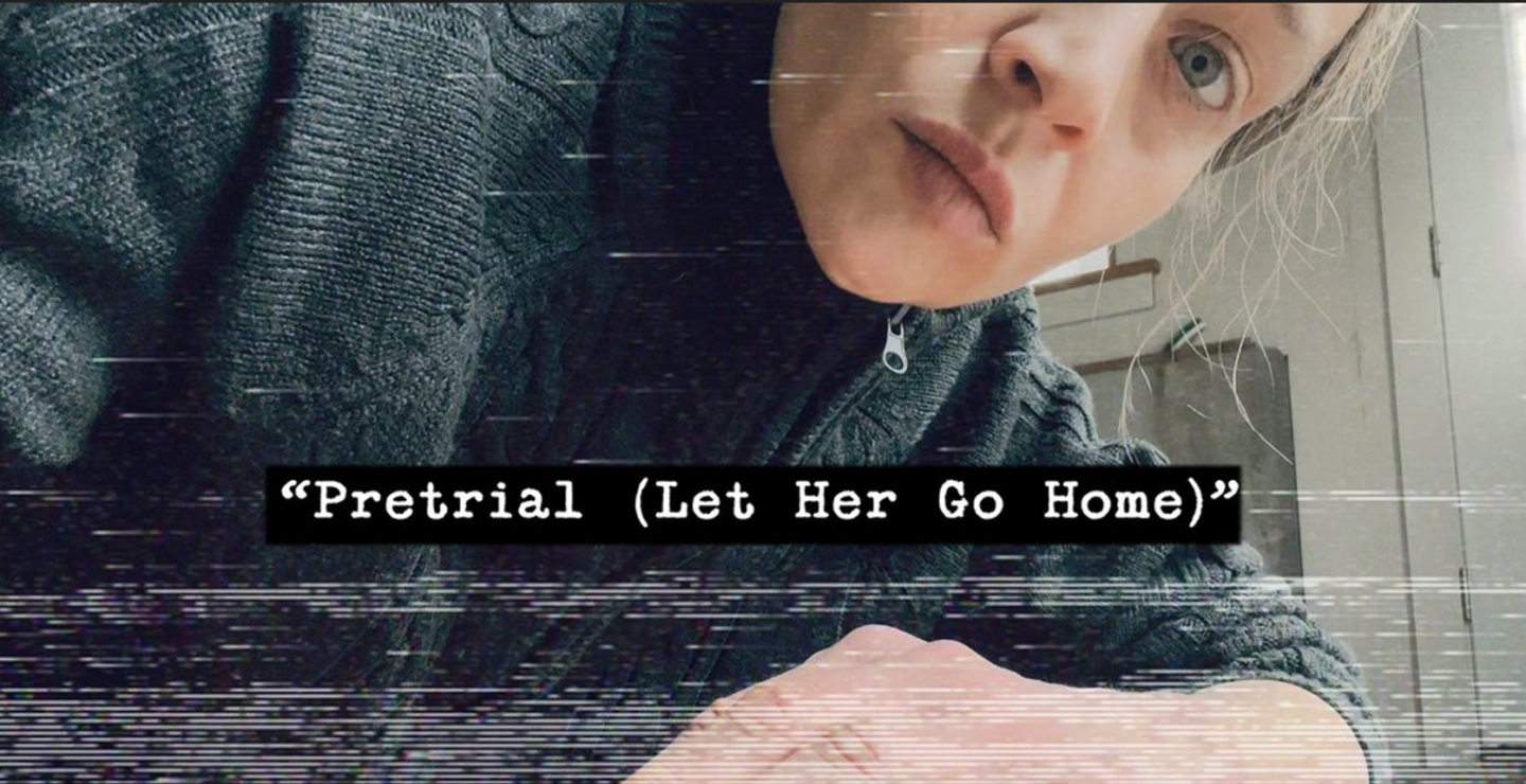 Fiona Apple hace un llamado con “Pretrial (Let Her Go Home)”