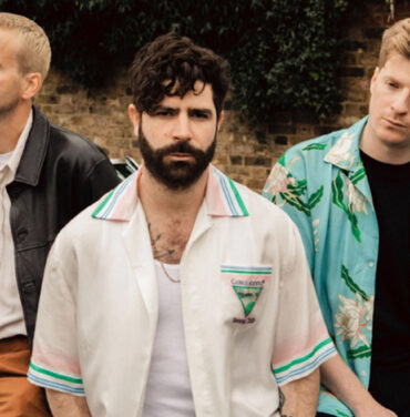 Foals lanza nuevas versiones de 'Life Is Yours'