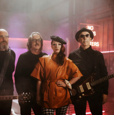 Garbage presenta su single “No Gods No Masters”