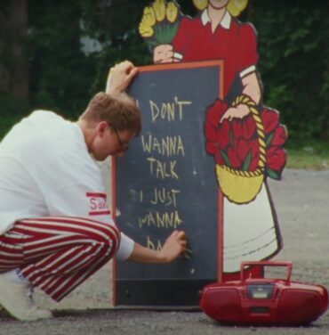 Glass Animals y Albert Hammond Jr. en “I Don't Wanna Talk (I Just Wanna Dance)”