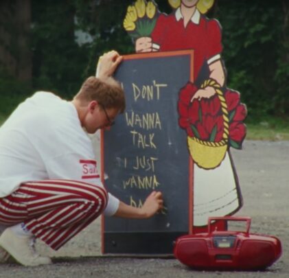 Glass Animals y Albert Hammond Jr. en “I Don't Wanna Talk (I Just Wanna Dance)”