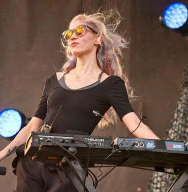 Grimes funda sello colectivo
