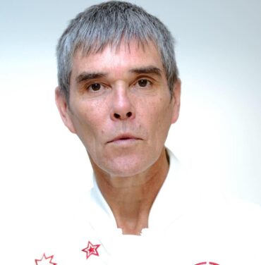 Ian Brown comparte nuevo video