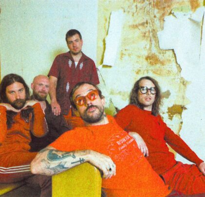 IDLES recrea “Yellow” de Coldplay en el nuevo video de “Grace”