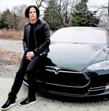 Jack White enfurece contra Elon Musk y subasta su Tesla