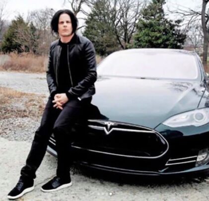 Jack White enfurece contra Elon Musk y subasta su Tesla