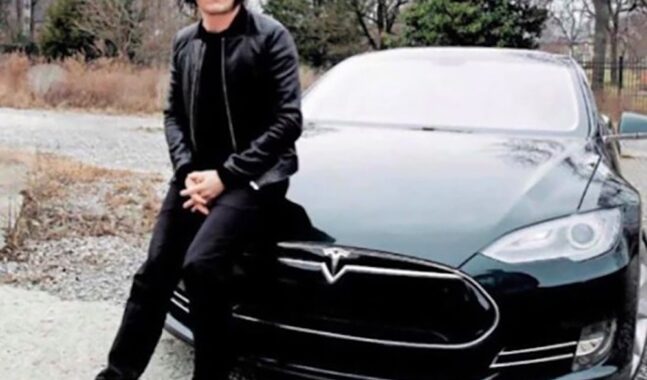 Jack White enfurece contra Elon Musk y subasta su Tesla