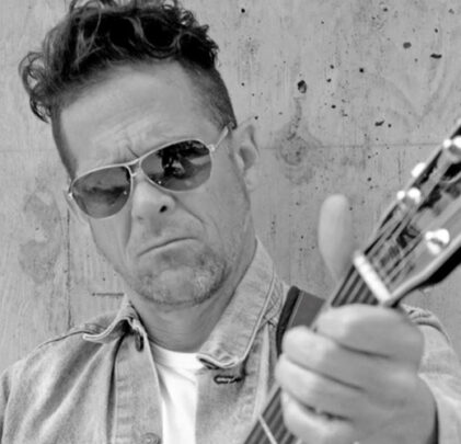 Ve el cover que hizo Jason Newsted a Neil Young