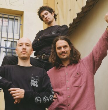 Juani Mustard regresa con nuevo sencillo, “Está bien/ Alright”