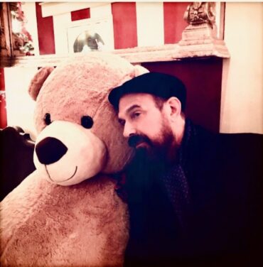 Jim Sclavunos (The Bad Seeds) comparte “Holiday Song”