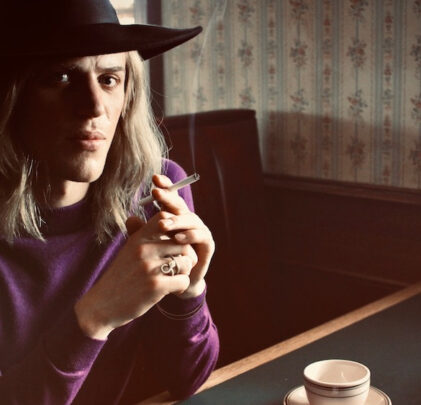Johnny Flynn lanza canción original para biopic de Bowie